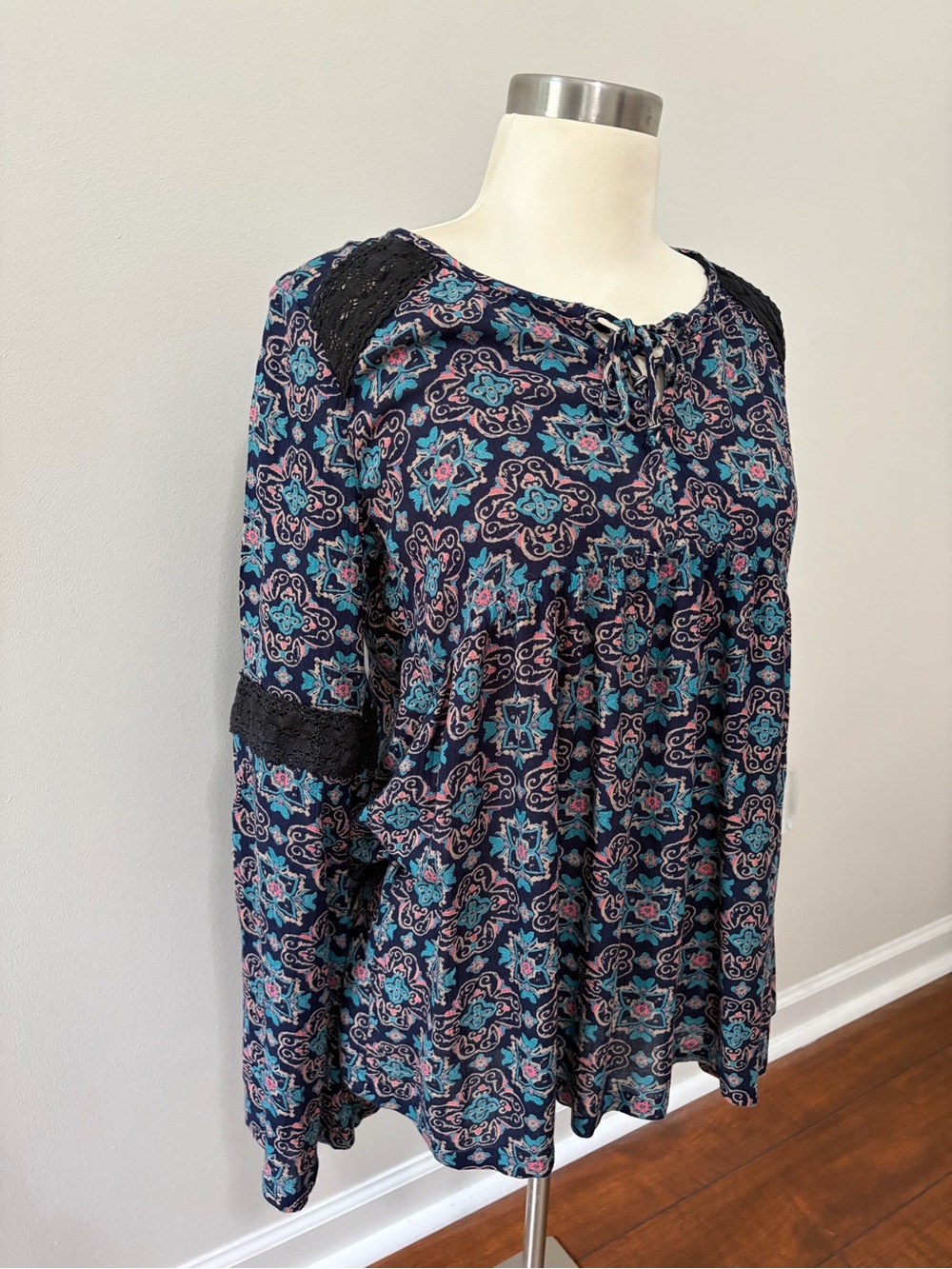 Hollister Navy Floral Tie-Front Crochet Accents Top Sz S Boho Peasant Whimsygoth - Picture 5 of 6